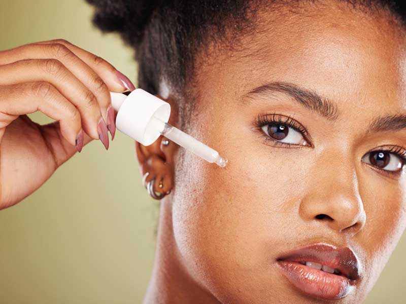 Applying retinoid dark spot prevention